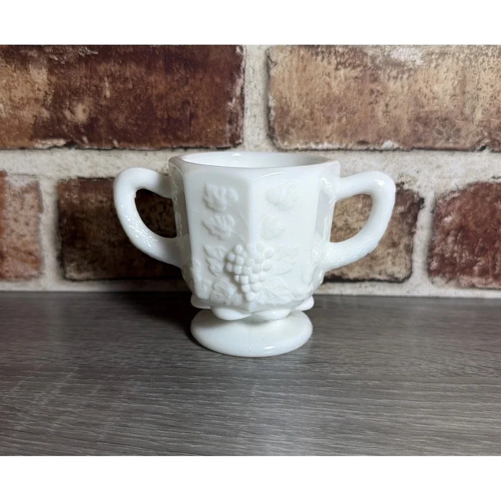 Vtg Westmoreland Milk Glass Paneled Grape Sugar‎ Bowl